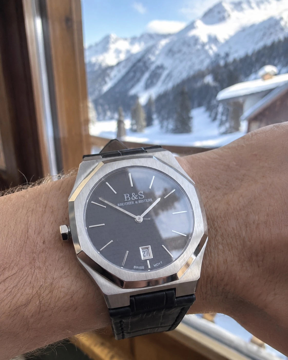 Black Signature men's watch, close-up on the wrist – Brother & Sisters (SKU 01122019-black-signatue)